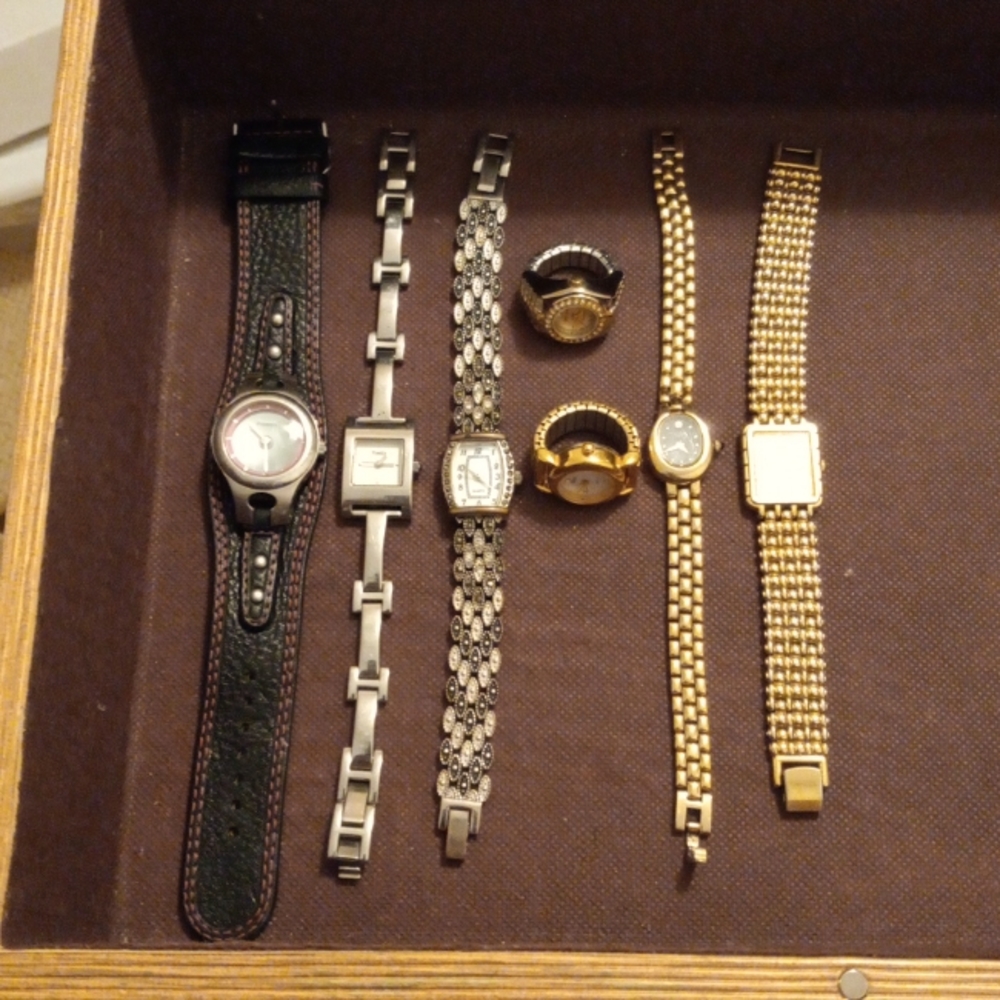 Lot of ladies watches and watch rings